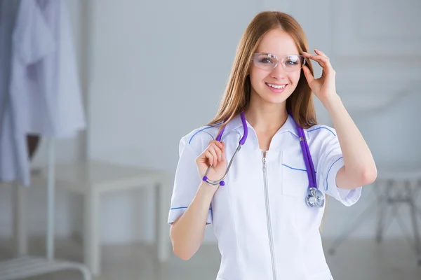 Lachende vrouw van de huisarts met stethoscoop. Gezondheidszorg. — Stockfoto