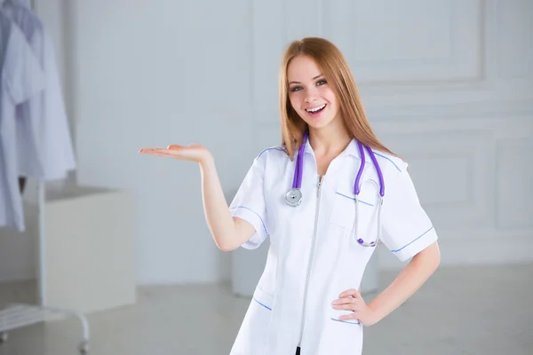 Retrato de primer plano de amable y sonriente doctora confiada, profesional de la salud aislado sobre fondo blanco. Visita del paciente. Reforma de la salud. Expresión positiva del rostro humano, actitud emocional —  Fotos de Stock