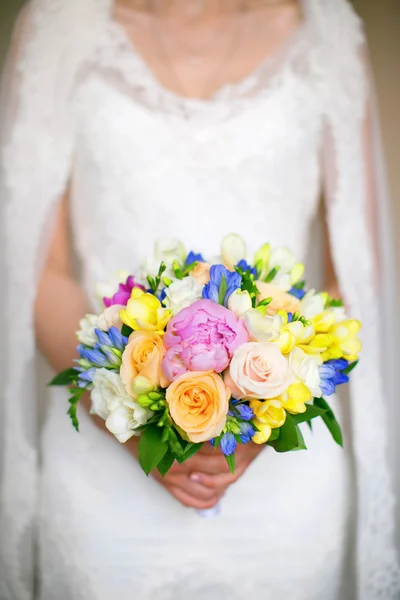 Mariée tenant un bouquet de mariage. Fleurs de mariage gros plan — Photo