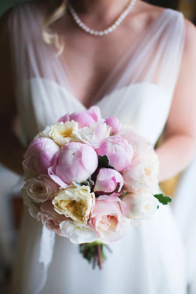 Bride is holding a beautiful delicate pink bridal bouquet — Stock Photo, Image