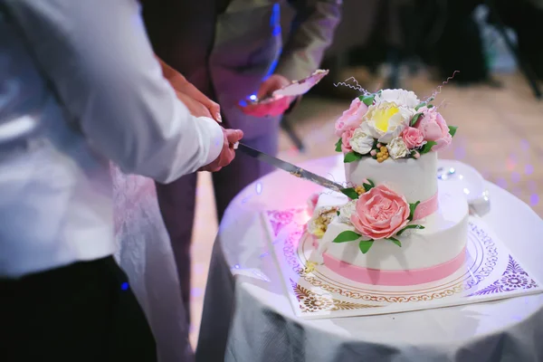 Nevěsta a ženich krájeli svatební dort — Stock fotografie