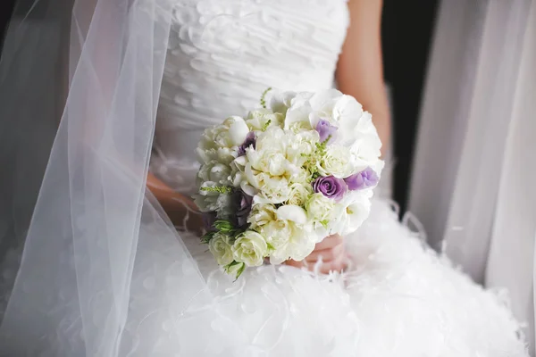 La cérémonie de mariage, la mariée tenant des fleurs de mariage — Photo