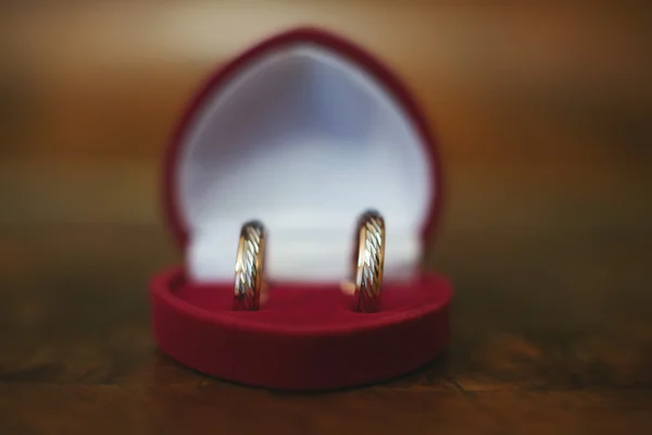 Обручальные кольца в коробке в форме сердца — стоковое фото