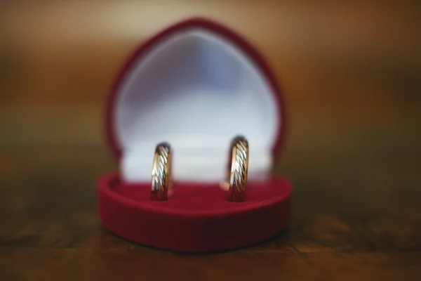 Anillos de boda en una caja en forma de corazón — Foto de Stock