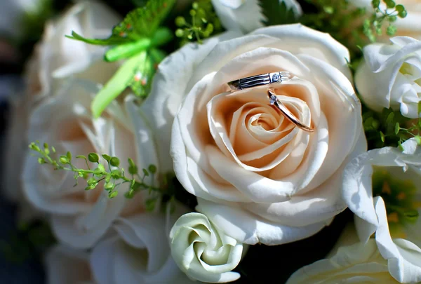 Wedding bouquet and rings — Stock Photo, Image