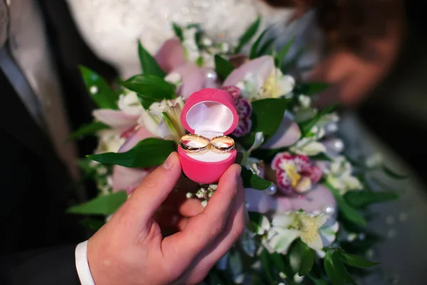 Ceremonia de boda, los anillos de intercambio de novios . — Foto de Stock