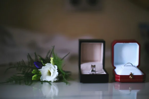 Wedding bouquet and rings — Stock Photo, Image