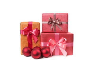 Beyaz arka plan üzerinde izole hediye kutuları