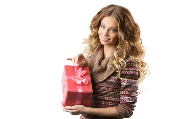 Retrato de una joven feliz con caja de regalo en las manos . — Foto de Stock