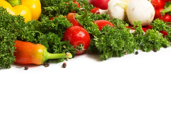 Patrón decorativo de verduras frescas sobre fondo blanco — Foto de Stock