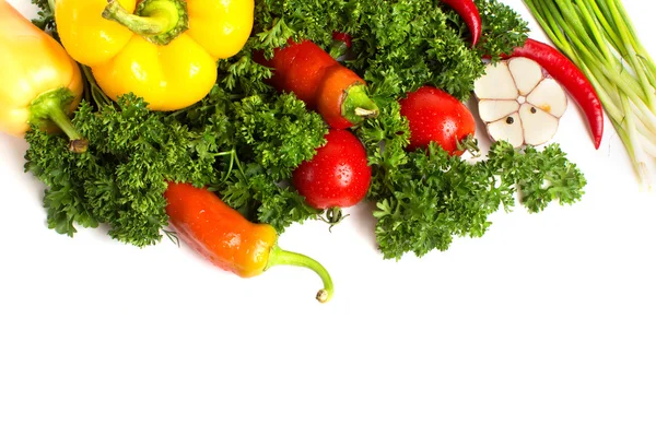 Motif décoratif de légumes frais sur fond blanc — Photo