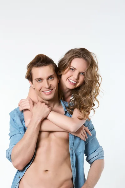 Retrato de pareja feliz joven enamorada . — Foto de Stock