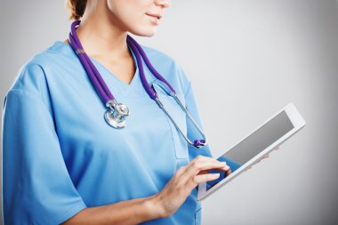 Kadın Doktor hastanın röntgeni arıyorum 