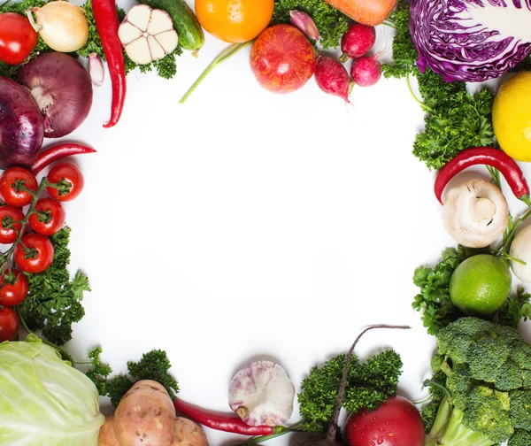Friss nyers zöldségek fehér alapon. — Stock Fotó