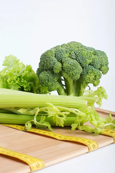 Brócolis com fita métrica mostrando propriedades de controle de peso de brócolis — Fotografia de Stock