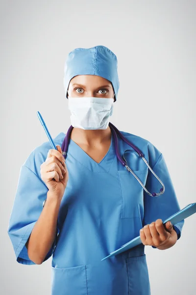 Cuidados de saúde e conceito médico - médico feminino com prescrição de estetoscópio escrita — Fotografia de Stock