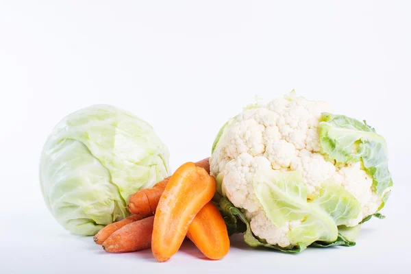 白菜和胡萝卜放在一个白色的背景. — 图库照片