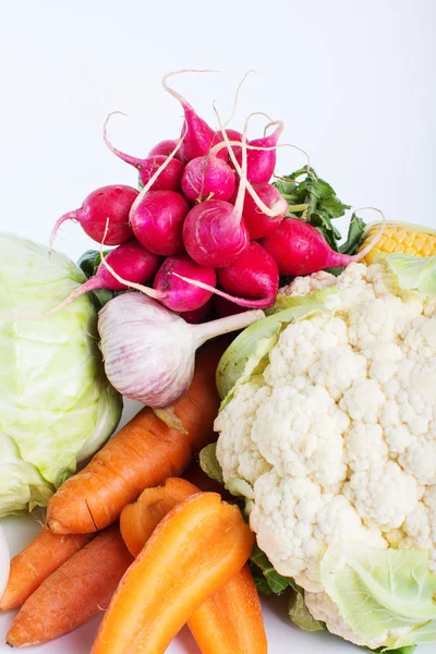 Col y zanahorias sobre un fondo blanco . — Foto de Stock