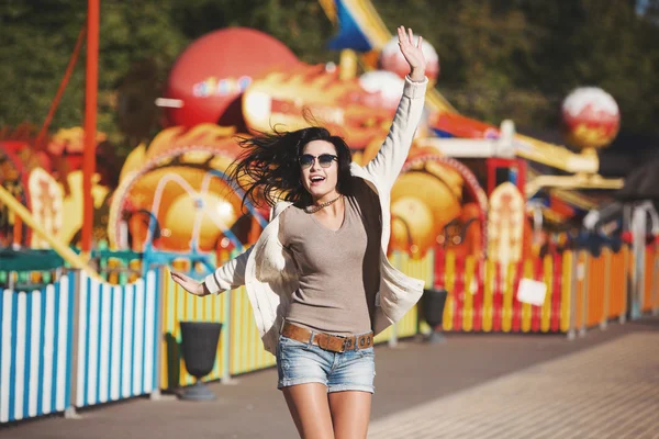 Joven chica feliz saltando en el parque . — Foto de Stock