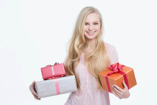 Menina bonita nova com presente — Fotografia de Stock