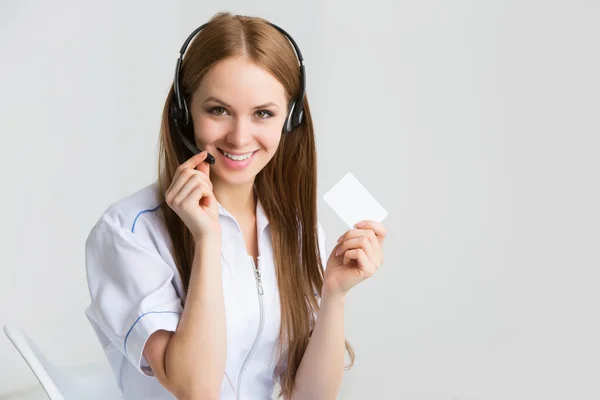 Närbild porträtt av Kvinna kundtjänst arbetare, call center leende operatör med telefon headset — Stockfoto