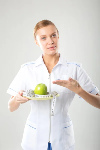 Nutritionist kvinnliga läkare håller ett grönt äpple — Stockfoto