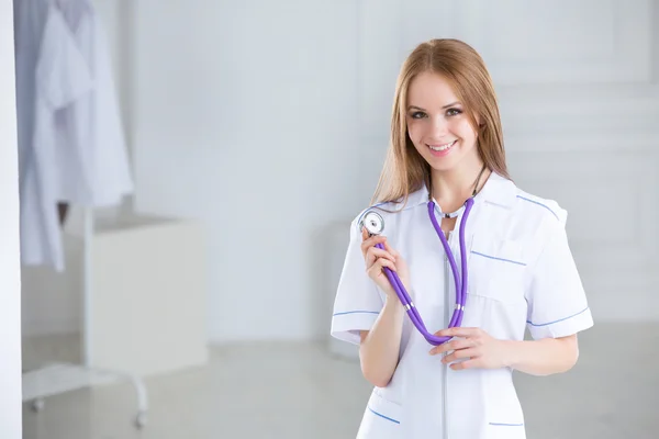 Médico sonriente en el hospital —  Fotos de Stock