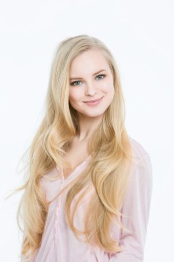 Güzel sarışın, uzun saçlı.