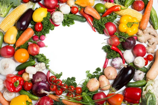 Lingkaran yang dibuat dengan sayuran segar pada latar belakang putih . — Stok Foto