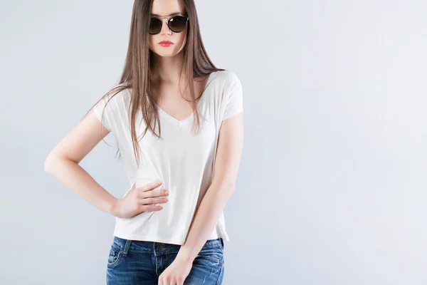 Beautiful sexy girl in jeans and a T-shirt — Stock Photo, Image