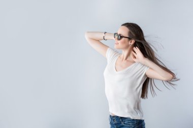 Rüzgar saçlı çırpınan ile kadın