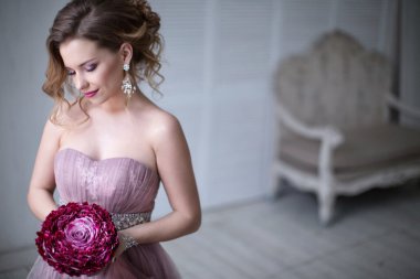 kadın gelinlikle poz. 