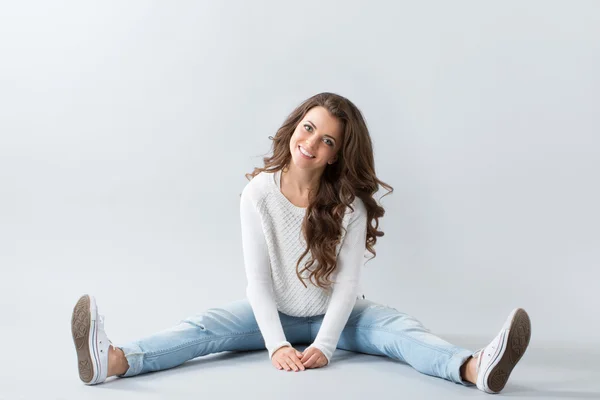 Jovem bela mulher sentada no chão — Fotografia de Stock