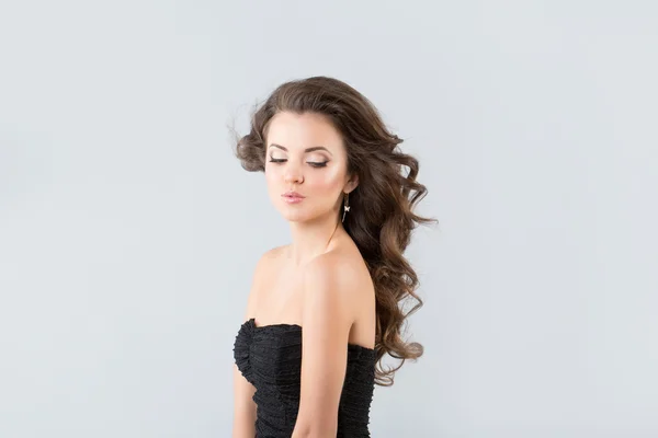 Brunette in een zwarte jurk. Glamour foto — Stockfoto
