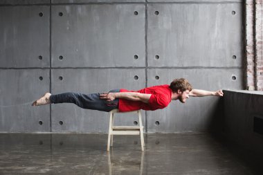 Adam süper kahraman poz