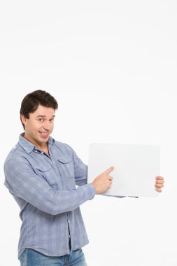 Plaka tutan adam ve onun parmağını gösterir