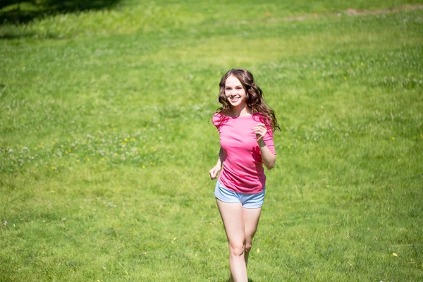 Jovem bela mulher correndo no parque — Fotografia de Stock