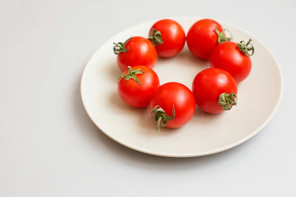 Belos tomates frescos em uma chapa — Fotografia de Stock