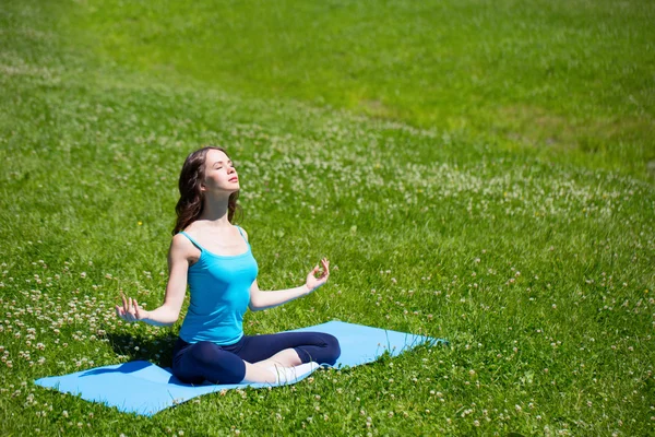 Yoga yapan kız. — Stok fotoğraf