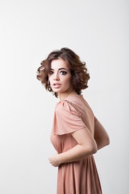 Pembe elbiseli bir genç bir kadın portresi Glamour.