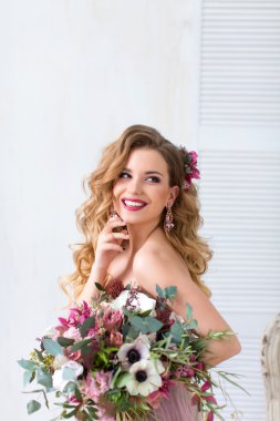 Çiçekli güzel kadın.