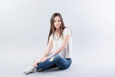 pino solitario en un campo