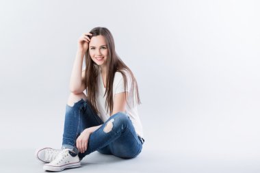 Katta oturan ve gülümseyen kadın