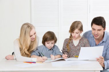 Mutlu aile çizimleri