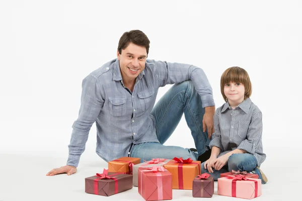 Otec dává dary svého syna — Stock fotografie