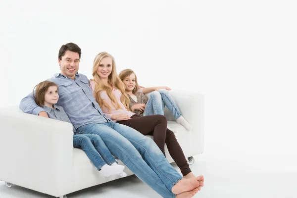 Familjen i soffan — Stockfoto