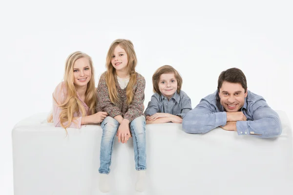 Gelukkig gezin met kinderen — Stockfoto