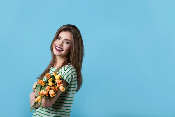 Mulher retrato com tulipas — Fotografia de Stock