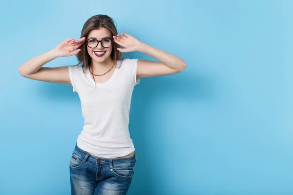 Giovane ragazza con gli occhiali in stile moderno — Foto Stock