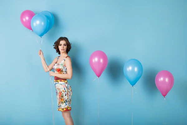 Donna con palloncini in studio — Foto Stock
